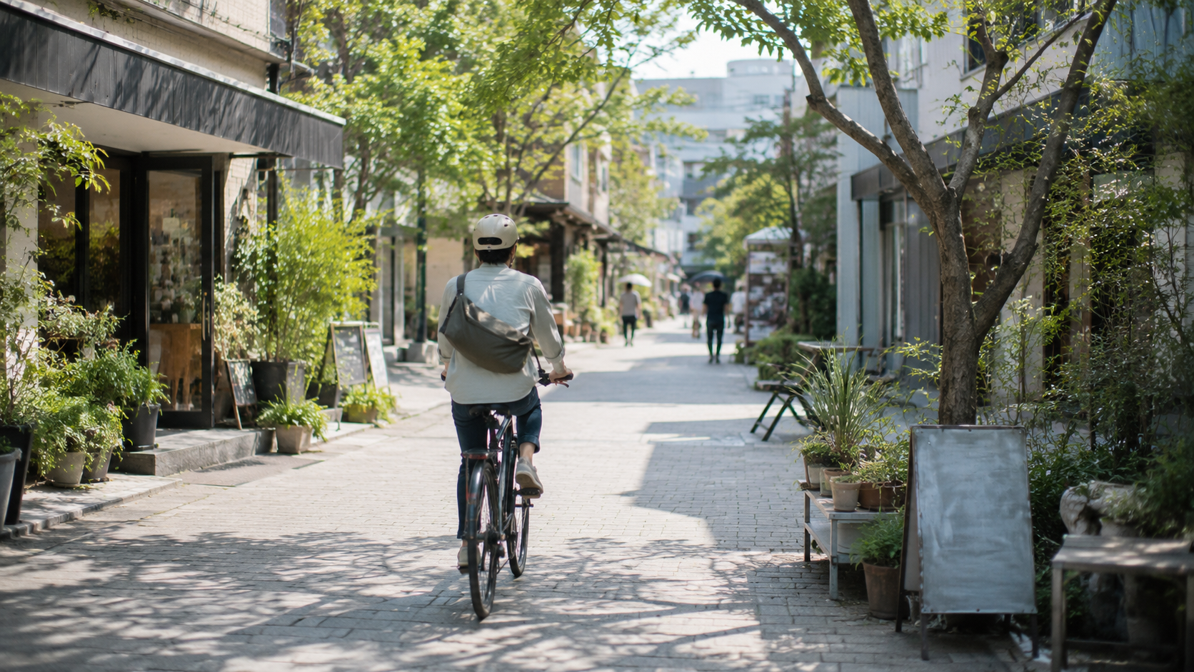 街中をのんびり走るひとりサイクリングのイメージ