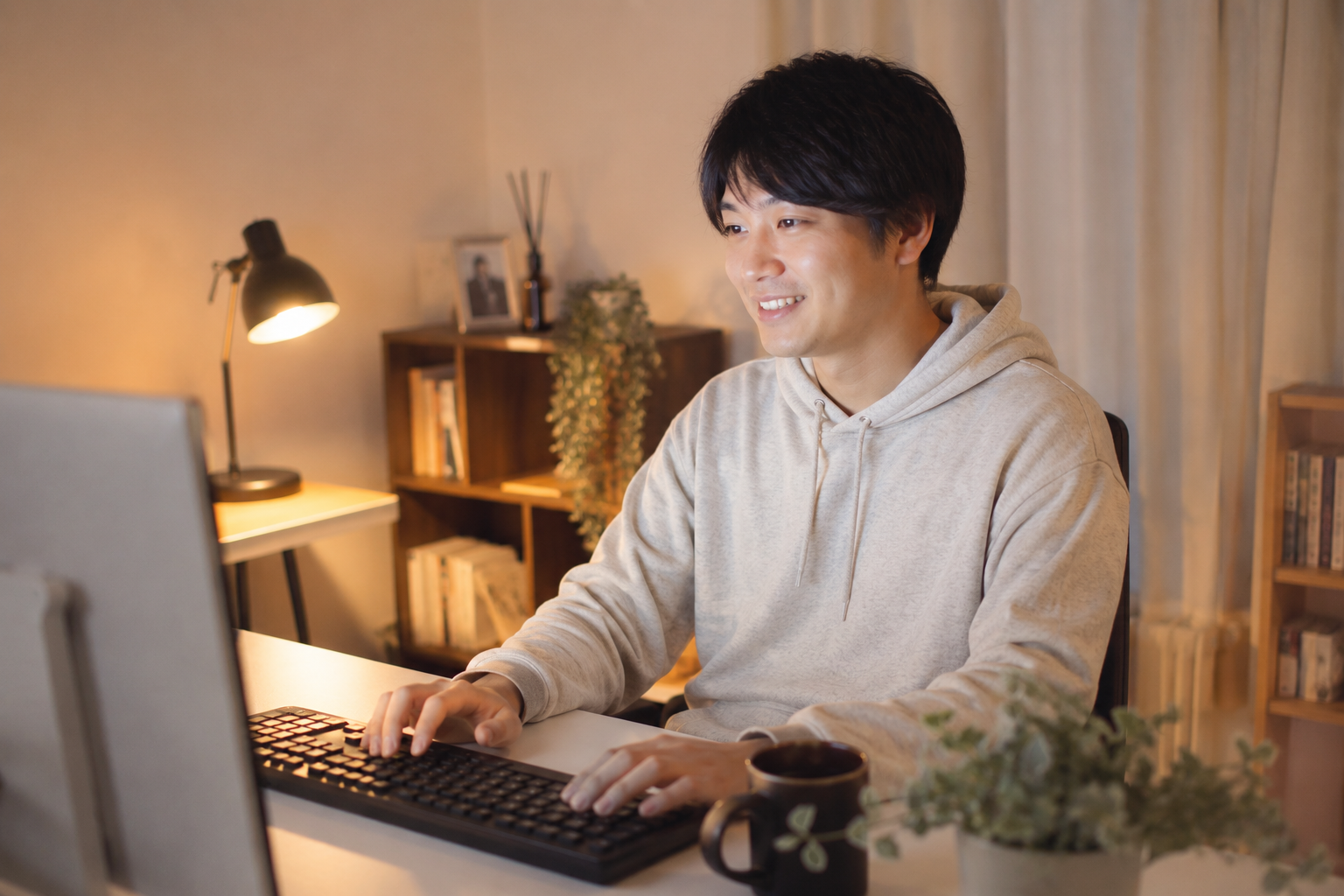 パソコンの画面を見ながら楽しんでいる手元のイメージ