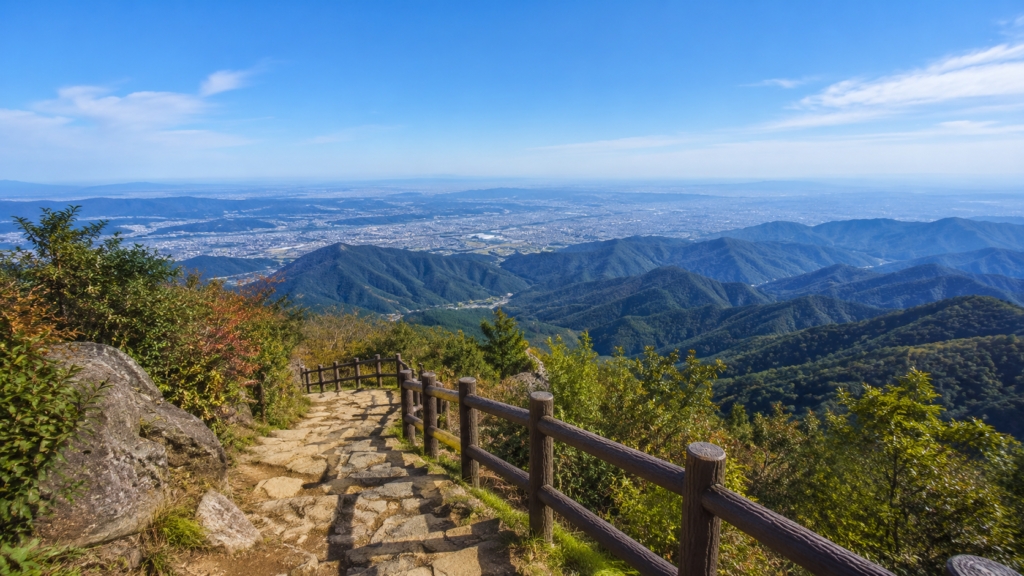 低山の山頂付近から見た景色と整備された登山道